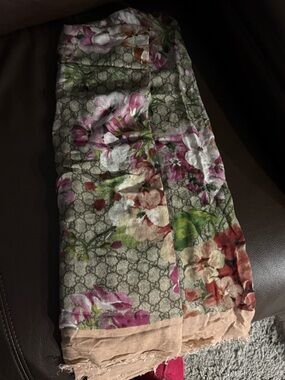 Gucci Beige Lightweight Fringed Scarf with Black Logo Tag